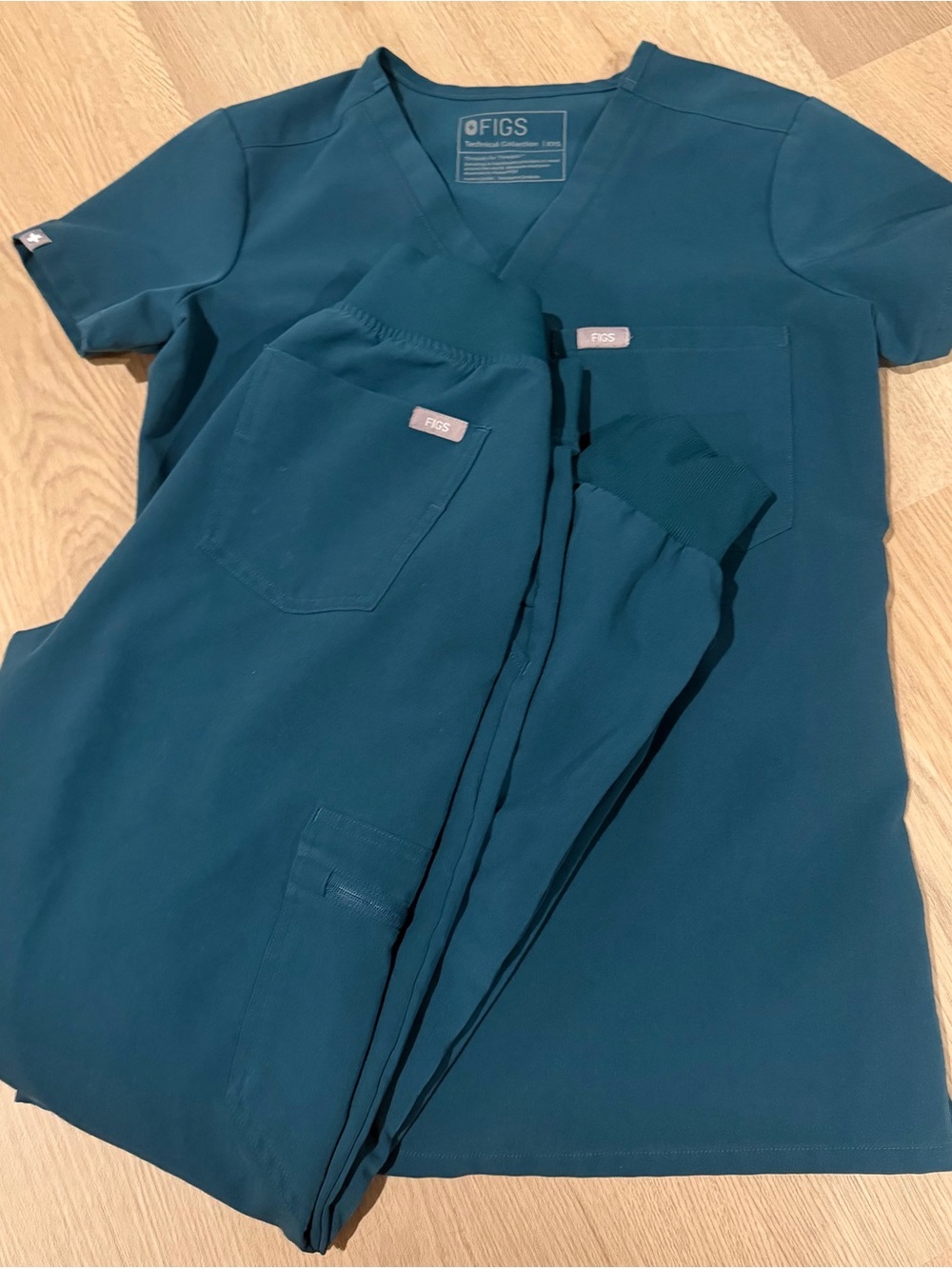 FIGS Caribbean blue set. XXS Catarina top and XS regular Zamora joggers